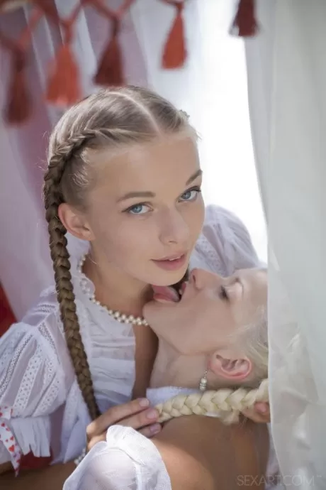 Худенькие девочки-подростки Милена Д и Ника Н с косичками целуются и едят киски на открытом воздухе
