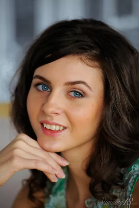 Симпатичная 18-летняя Анита Эйч снимает прозрачное нижнее белье, чтобы позировать полностью обнаженной