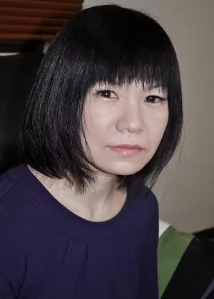 Азиатка Йоши Табата раздевается догола и наслаждается игрой с киской и дрочкой