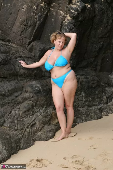 Толстая британка Curvy Claire обнажает свои сиськи из бикини на берегу моря
