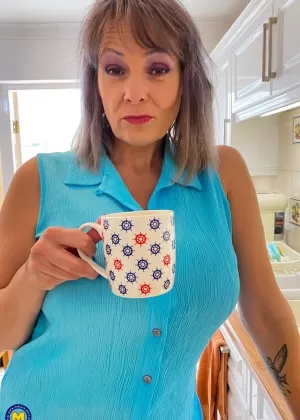 Зрелая женщина фаллоимитирует свою киску после того, как обнажила свои огромные сиськи