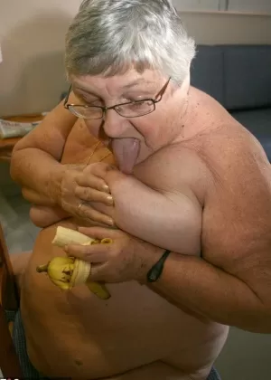 Нахальная SSBBW бабушка Либби нагибается голышом, чтобы показать свою огромную жирную задницу